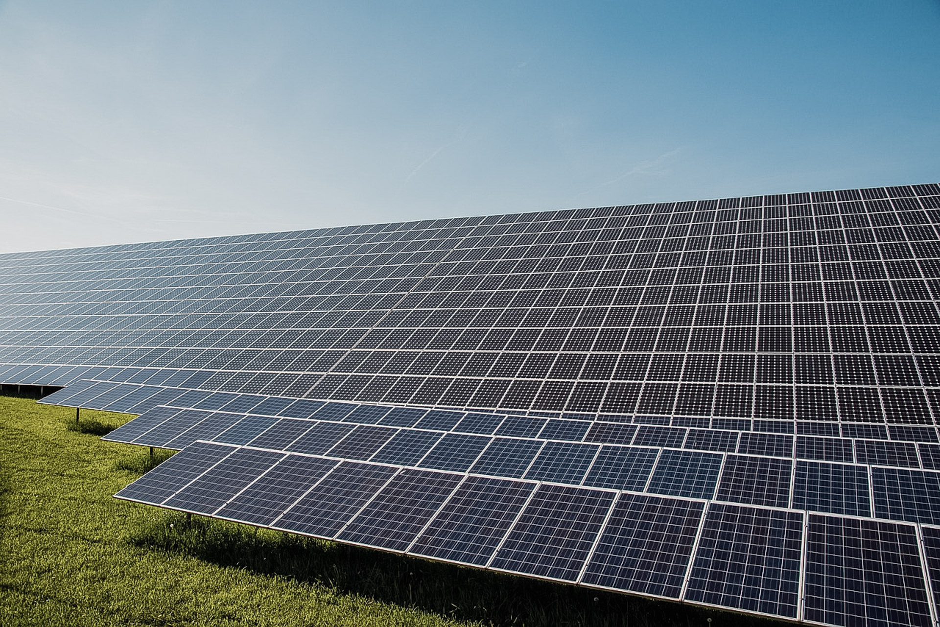 Photovoltaikanlage auf einer wiese