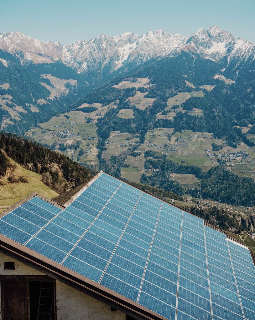 Dach mit photovoltaik und berge im Hintergrund-energievoll