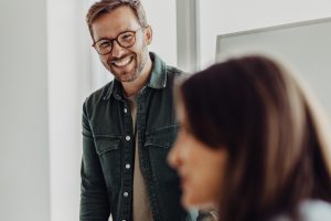 Raiffeisenbank, Mann der mit einer Frau redet, Frau ist unschaft