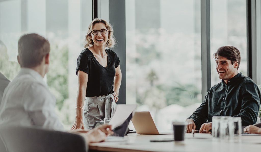 Fröhliches Teammeeting, lachende menschen