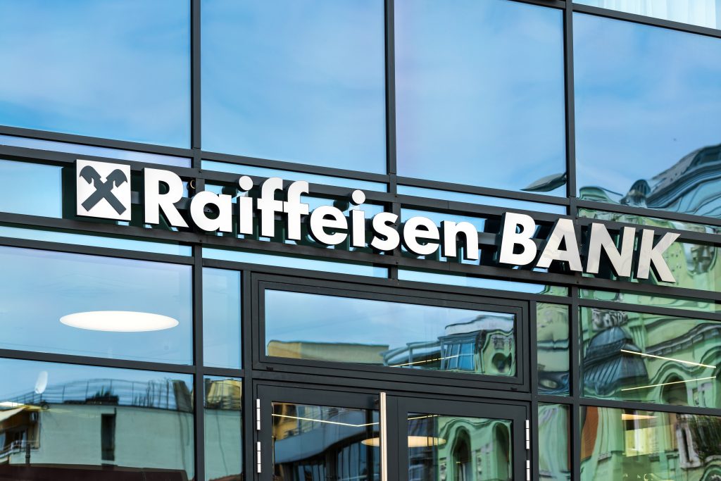 Gebäude mit Logo der Raiffeisenbank