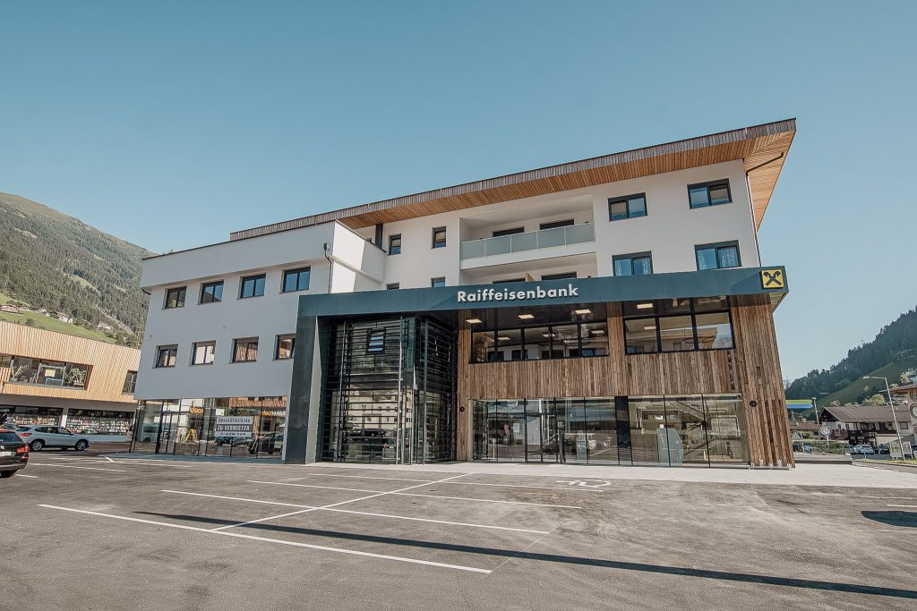 Die Raiffeisenbank Hippach in Blick Richtung Norden am Raiffeisenplatz in Hippach
