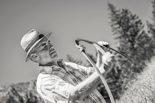 Michael Sporer auf dem Feld bei der Arbeit