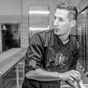 Leckere traditionelle Zillertaler Hausmannskost serviert auf rustikalem Holztisch, Hinweis auf regionale Küche und nachhaltige Nahrung